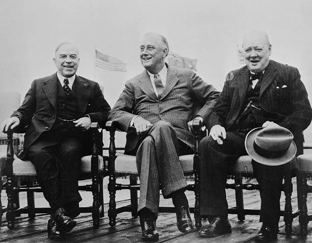 Le très hon. Mackenzie King, le président Franklin D. Roosevelt et le très hon. Winston Churchill lors de la Conférence de Québec 
